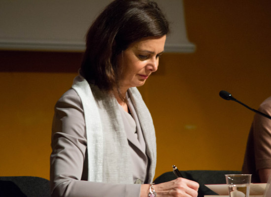 Lo sguardo lontano di Laura Boldrini