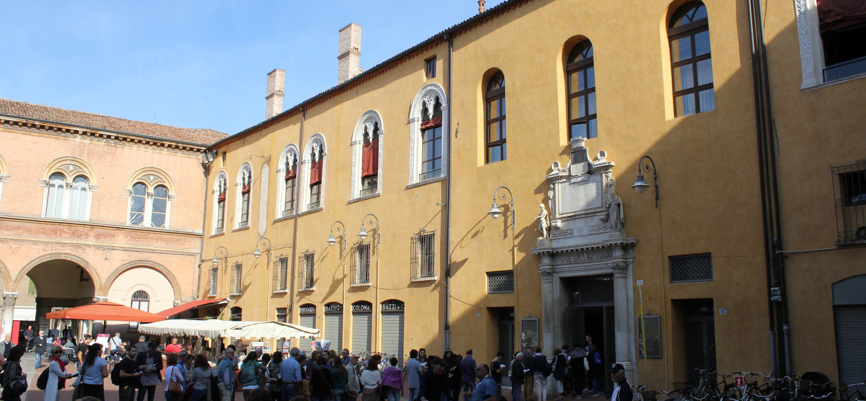 Nel cortile del Palazzo estense (oggi sede del Comune di Ferrara), Ariosto adolescente assistì alla rappresentazione dell'<em>Alcmenoe.