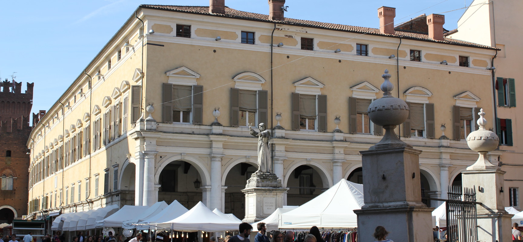 Nella sala grande, sopra al loggione, Ariosto costruì il primo teatro stabile.