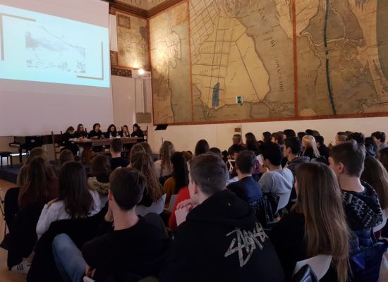 “Solo restare”. Gli studenti del Liceo Ariosto incontrano Marco Balzano