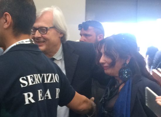 Vittorio Sgarbi: “l’atto di bruciare e censurare i libri è fascista”